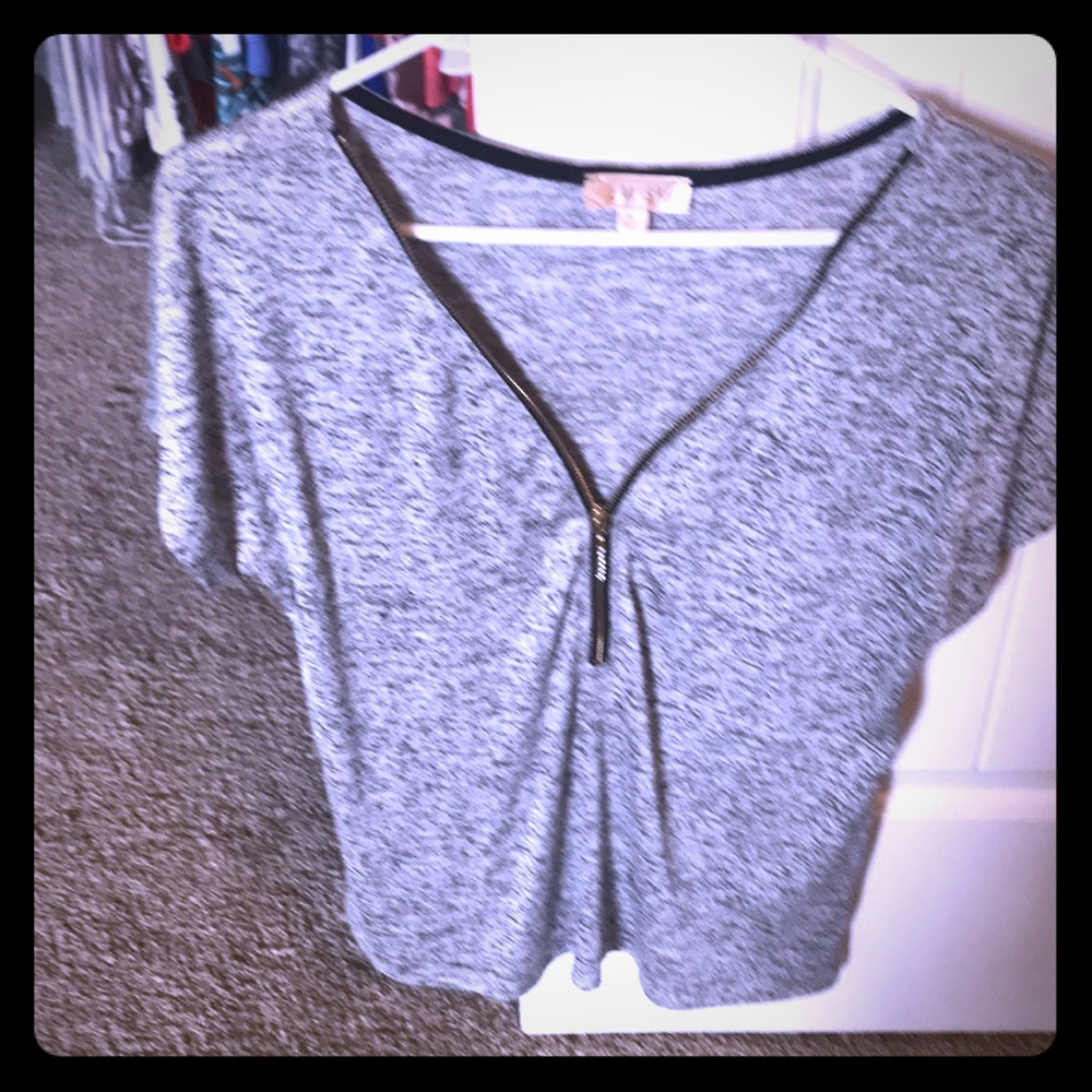 Lavish NEW Gray and black top with zipper details